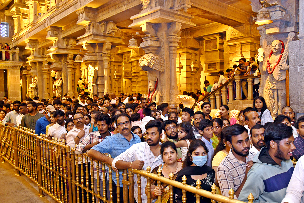 Huge Devotees Rush At Yadadri Sri Lakshmi Narasimha Swamy Temple - Sakshi1