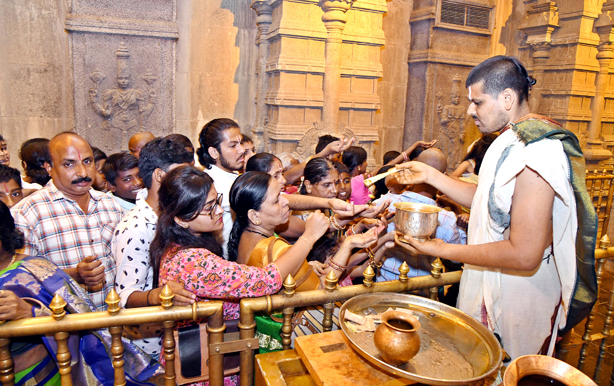 Huge Devotees Rush At Yadadri Sri Lakshmi Narasimha Swamy Temple - Sakshi5