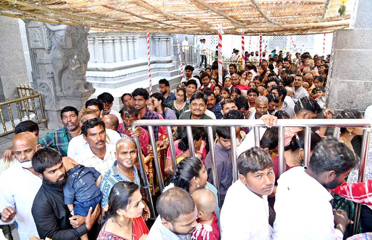 Huge Devotees Rush At Yadadri Sri Lakshmi Narasimha Swamy Temple - Sakshi6