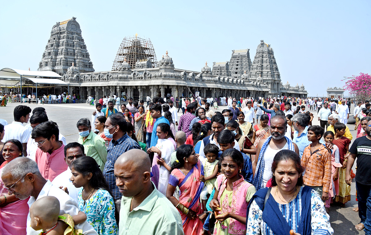 Huge Devotees Rush At Yadadri Sri Lakshmi Narasimha Swamy Temple - Sakshi7