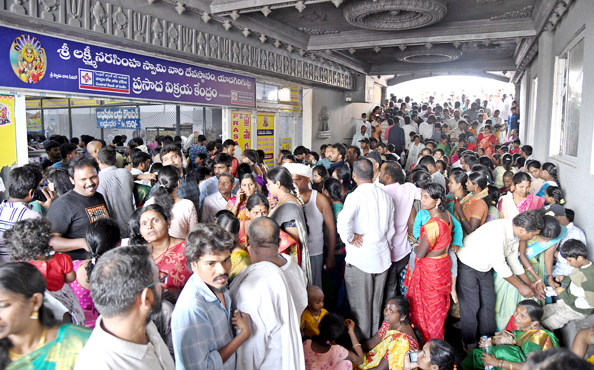 Huge Devotees Rush At Yadadri Sri Lakshmi Narasimha Swamy Temple - Sakshi10