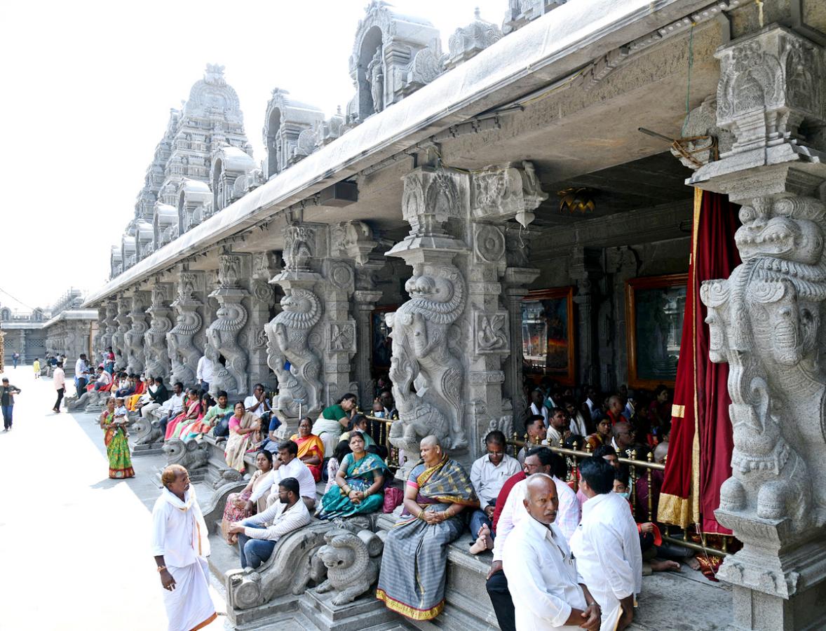 Huge Devotees Rush At Yadadri Sri Lakshmi Narasimha Swamy Temple - Sakshi11