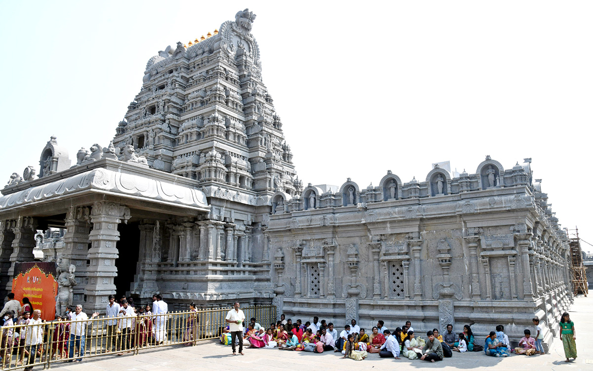 Huge Devotees Rush At Yadadri Sri Lakshmi Narasimha Swamy Temple - Sakshi12