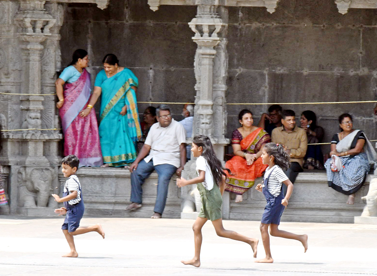 Huge Devotees Rush At Yadadri Sri Lakshmi Narasimha Swamy Temple - Sakshi13