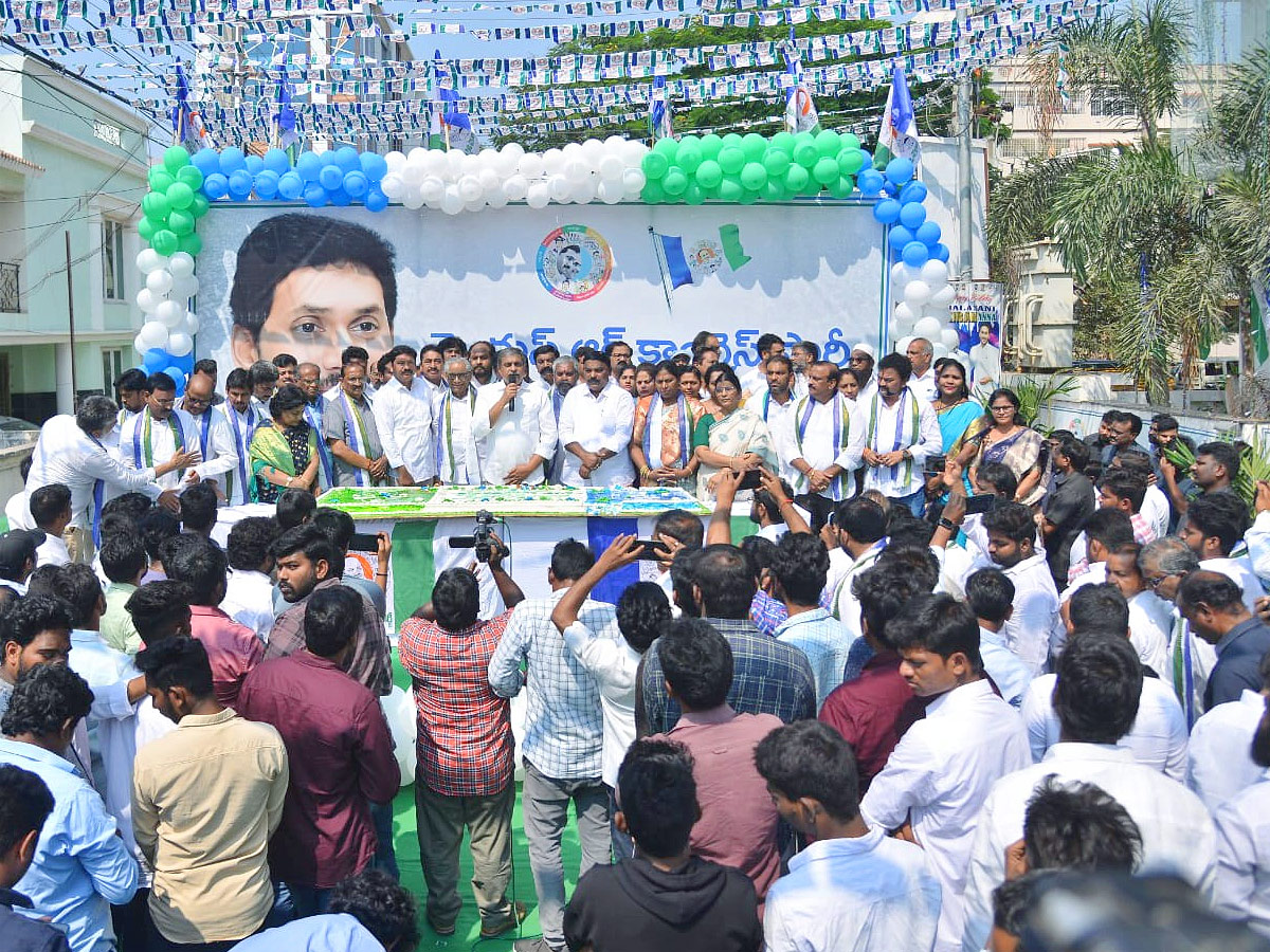 13 Years for YSRCP Grand Celebrations at Tadepalli Photos - Sakshi12