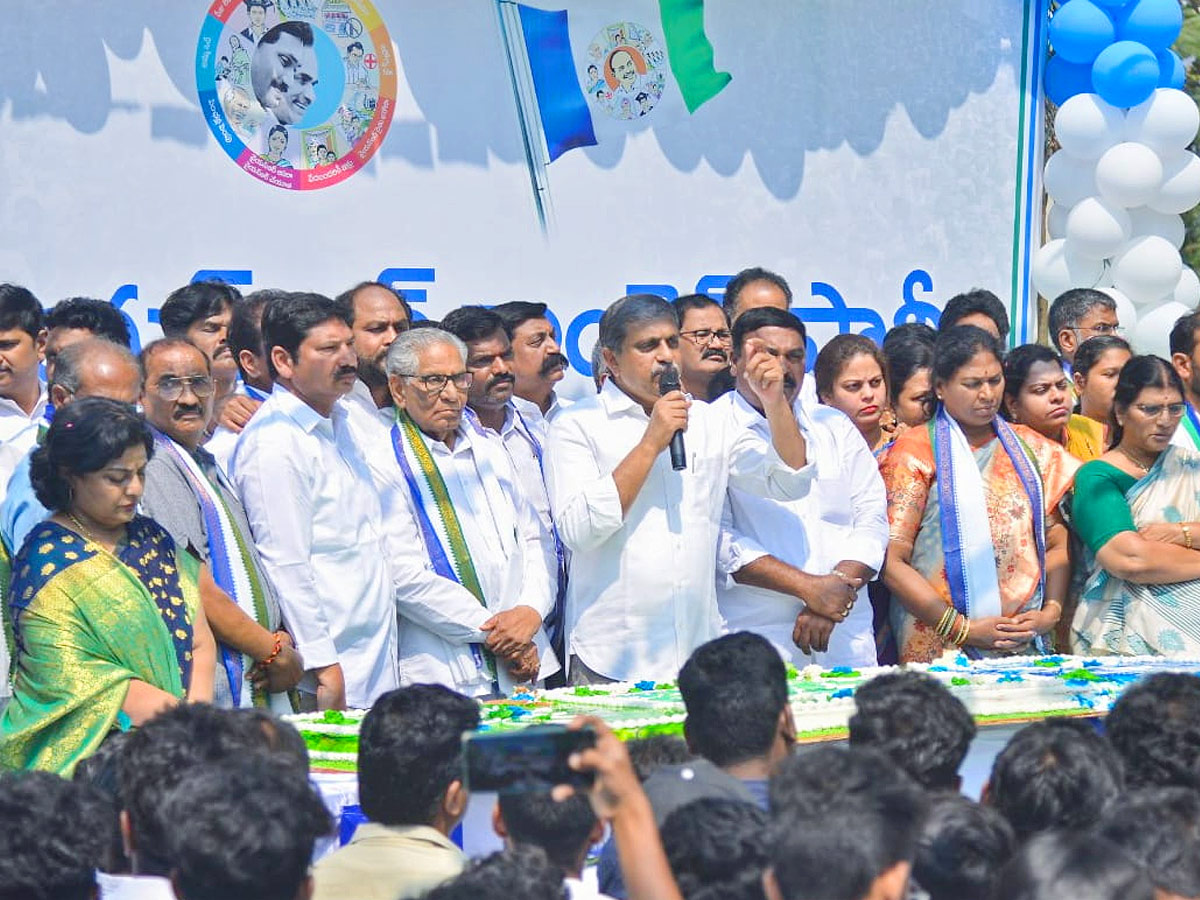 13 Years for YSRCP Grand Celebrations at Tadepalli Photos - Sakshi13