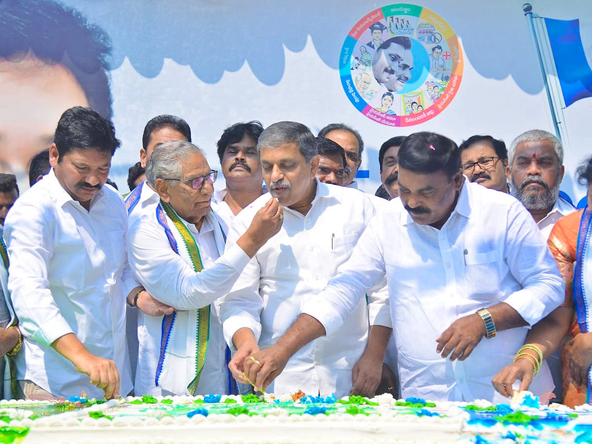 13 Years for YSRCP Grand Celebrations at Tadepalli Photos - Sakshi14