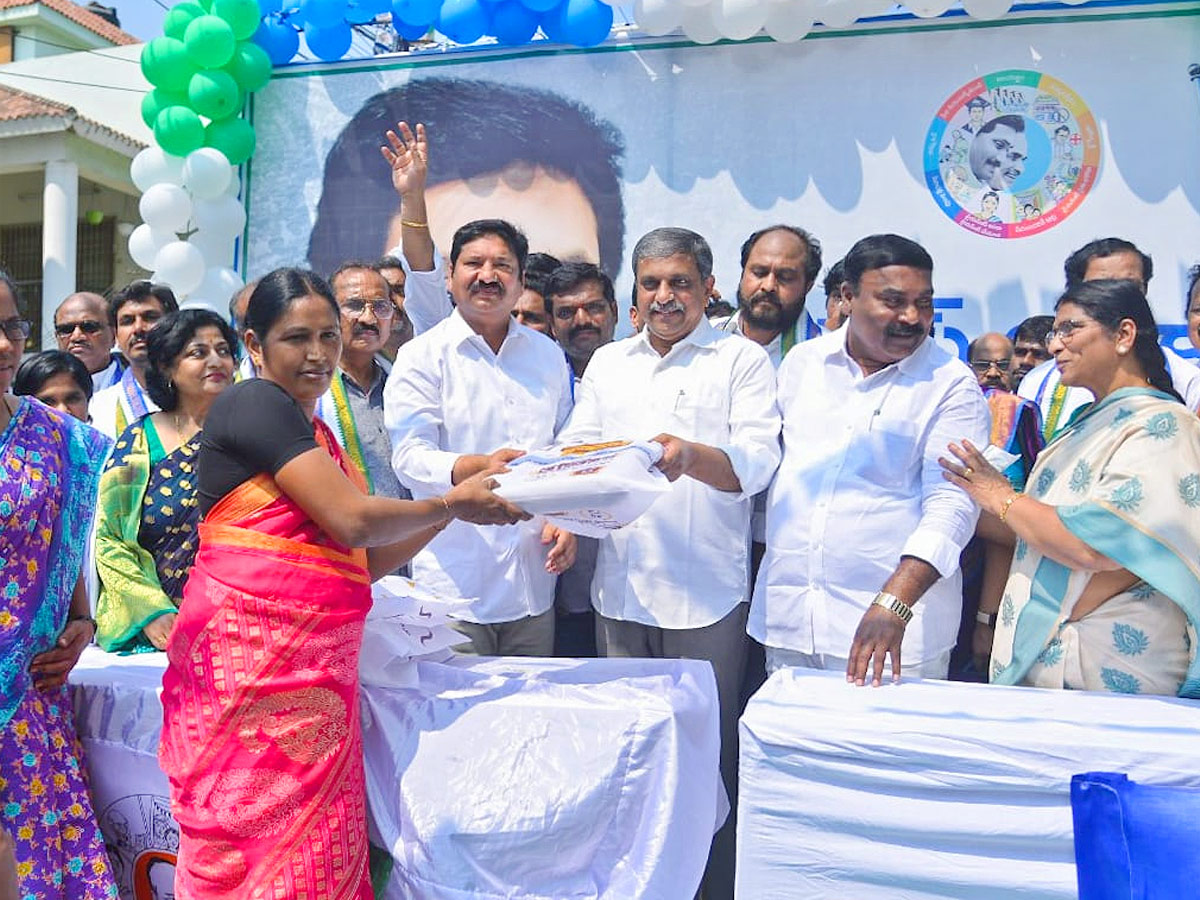 13 Years for YSRCP Grand Celebrations at Tadepalli Photos - Sakshi15