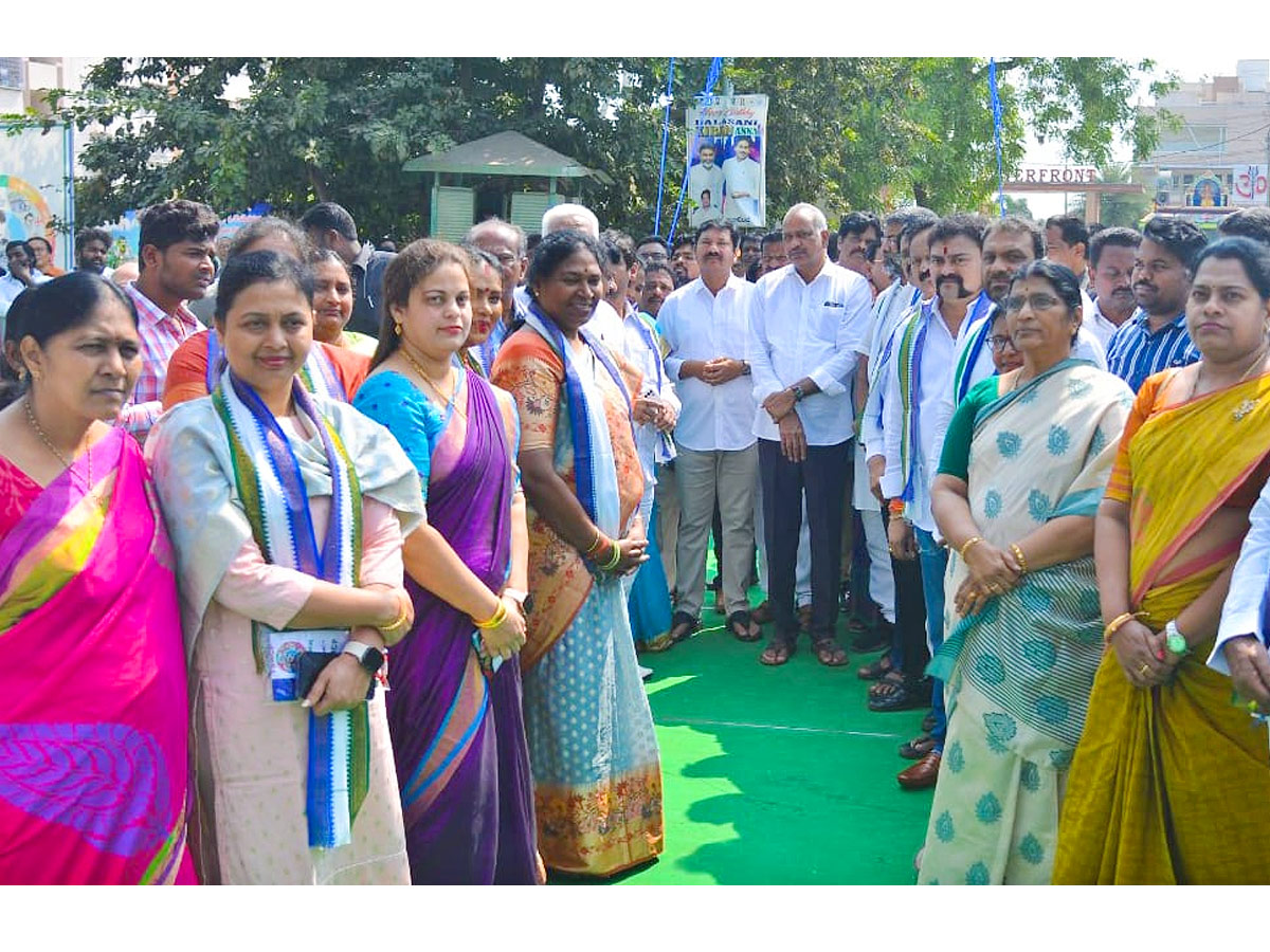 13 Years for YSRCP Grand Celebrations at Tadepalli Photos - Sakshi4