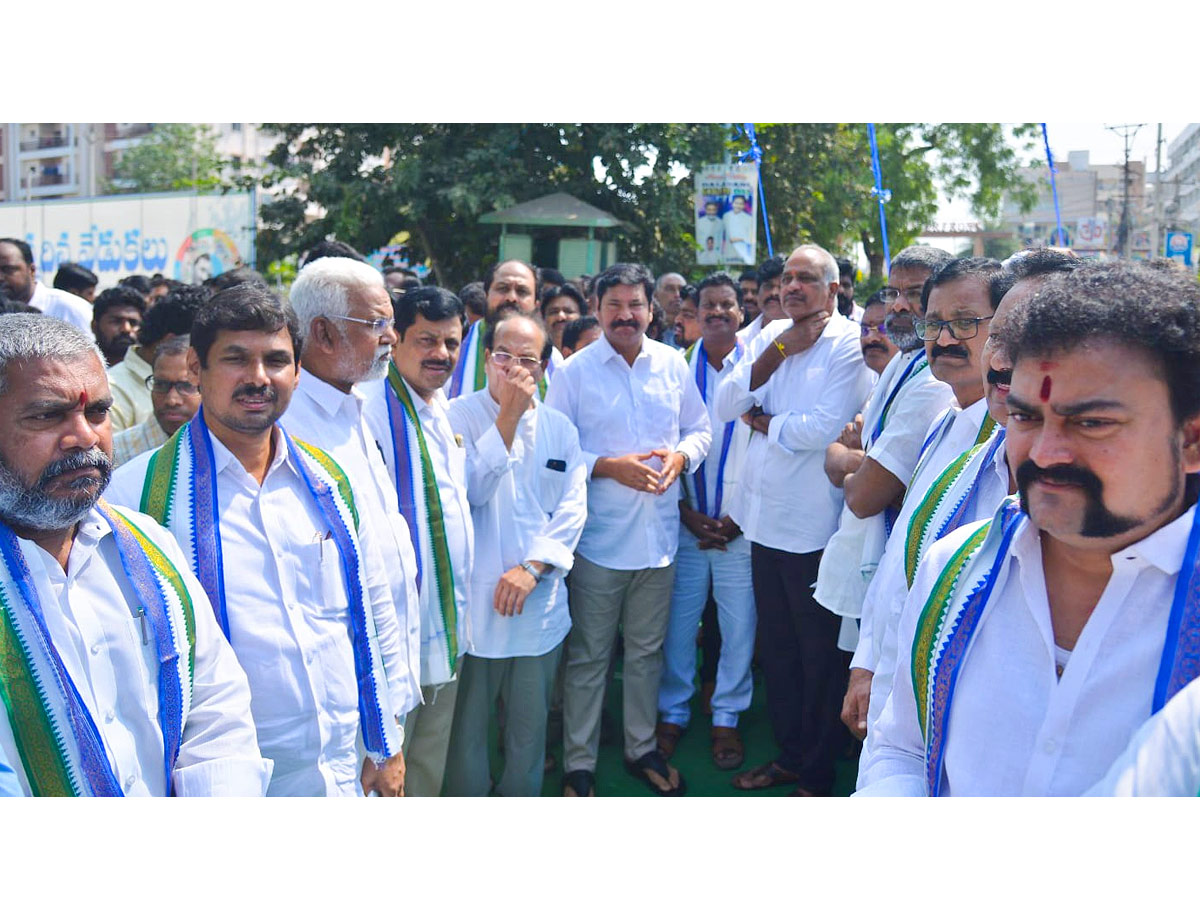 13 Years for YSRCP Grand Celebrations at Tadepalli Photos - Sakshi5