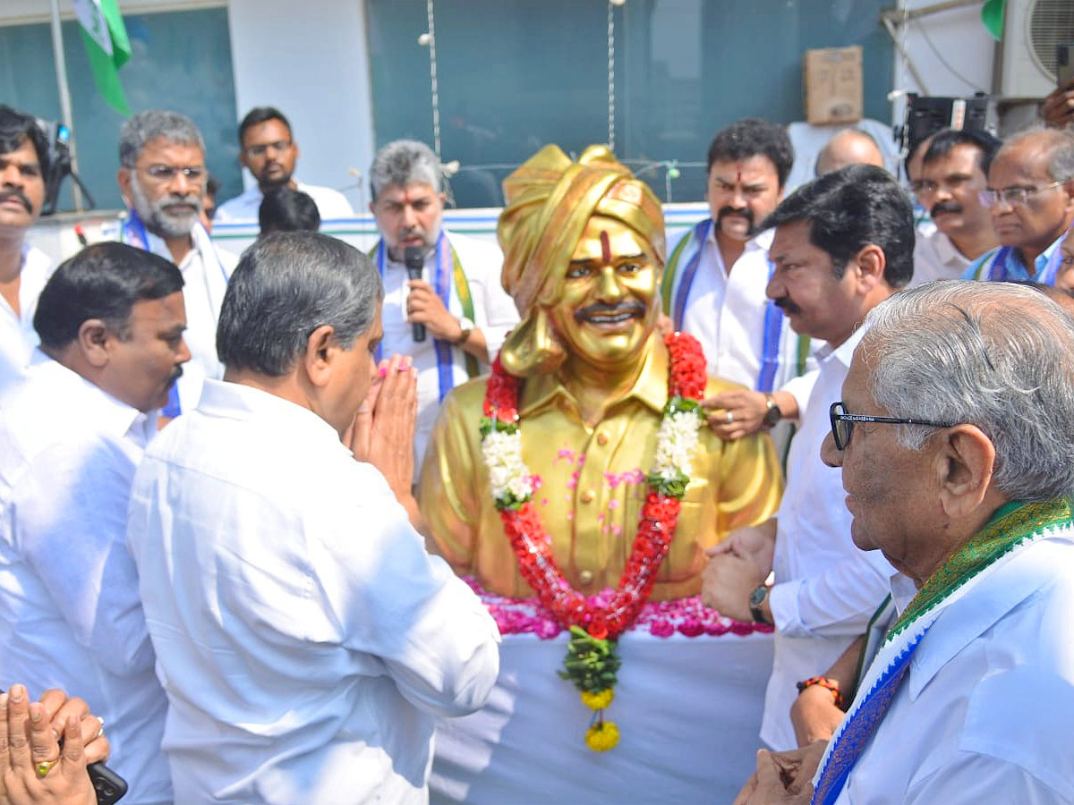 13 Years for YSRCP Grand Celebrations at Tadepalli Photos - Sakshi7