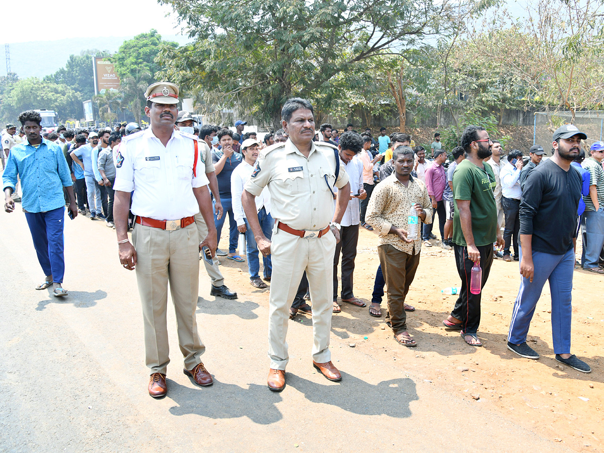 Huge Crowd Of Ticket  Buying In Visakhapatnam For AUSvIND ODI Match    - Sakshi2