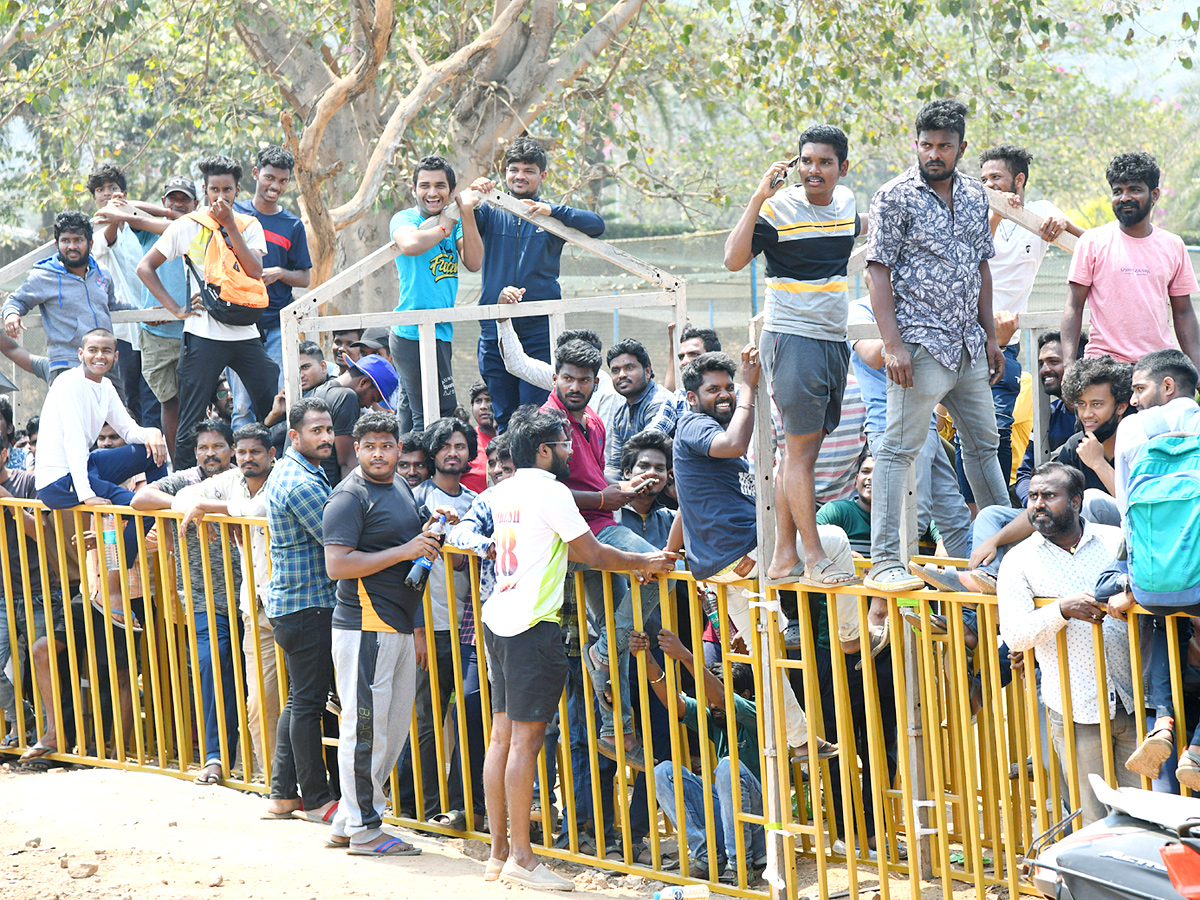 Huge Crowd Of Ticket  Buying In Visakhapatnam For AUSvIND ODI Match    - Sakshi12