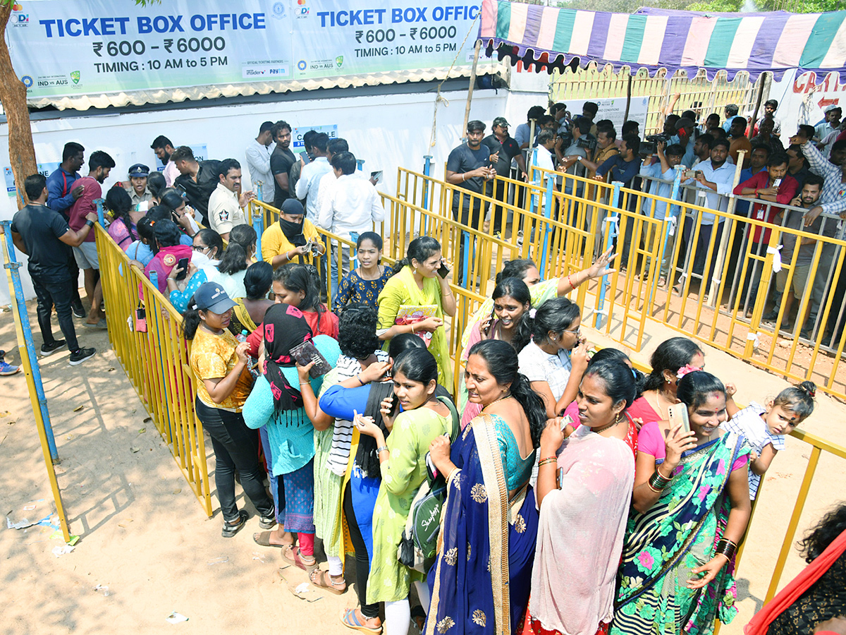 Huge Crowd Of Ticket  Buying In Visakhapatnam For AUSvIND ODI Match    - Sakshi13