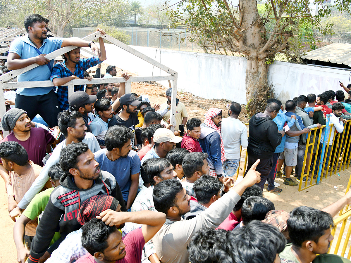 Huge Crowd Of Ticket  Buying In Visakhapatnam For AUSvIND ODI Match    - Sakshi14