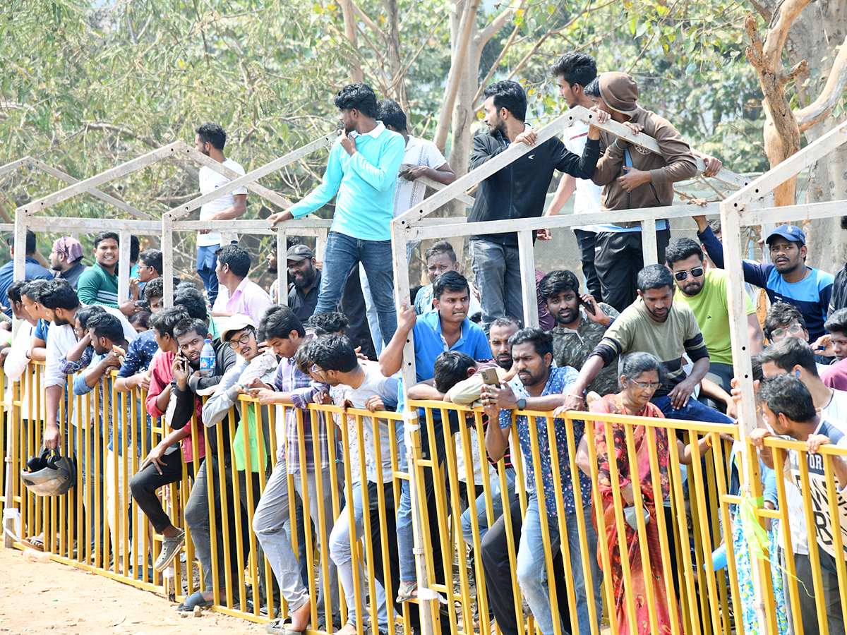 Huge Crowd Of Ticket  Buying In Visakhapatnam For AUSvIND ODI Match    - Sakshi15