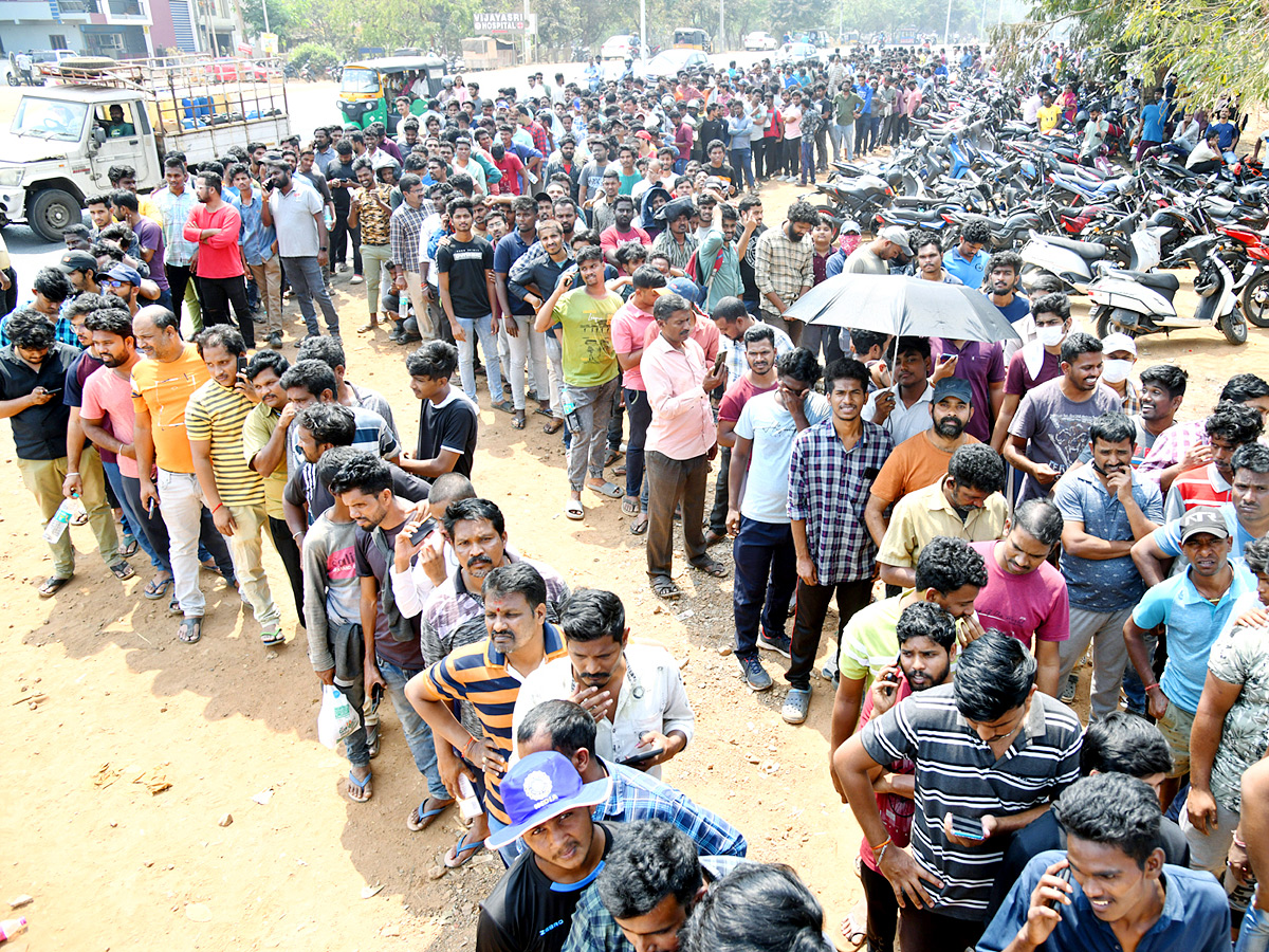 Huge Crowd Of Ticket  Buying In Visakhapatnam For AUSvIND ODI Match    - Sakshi16