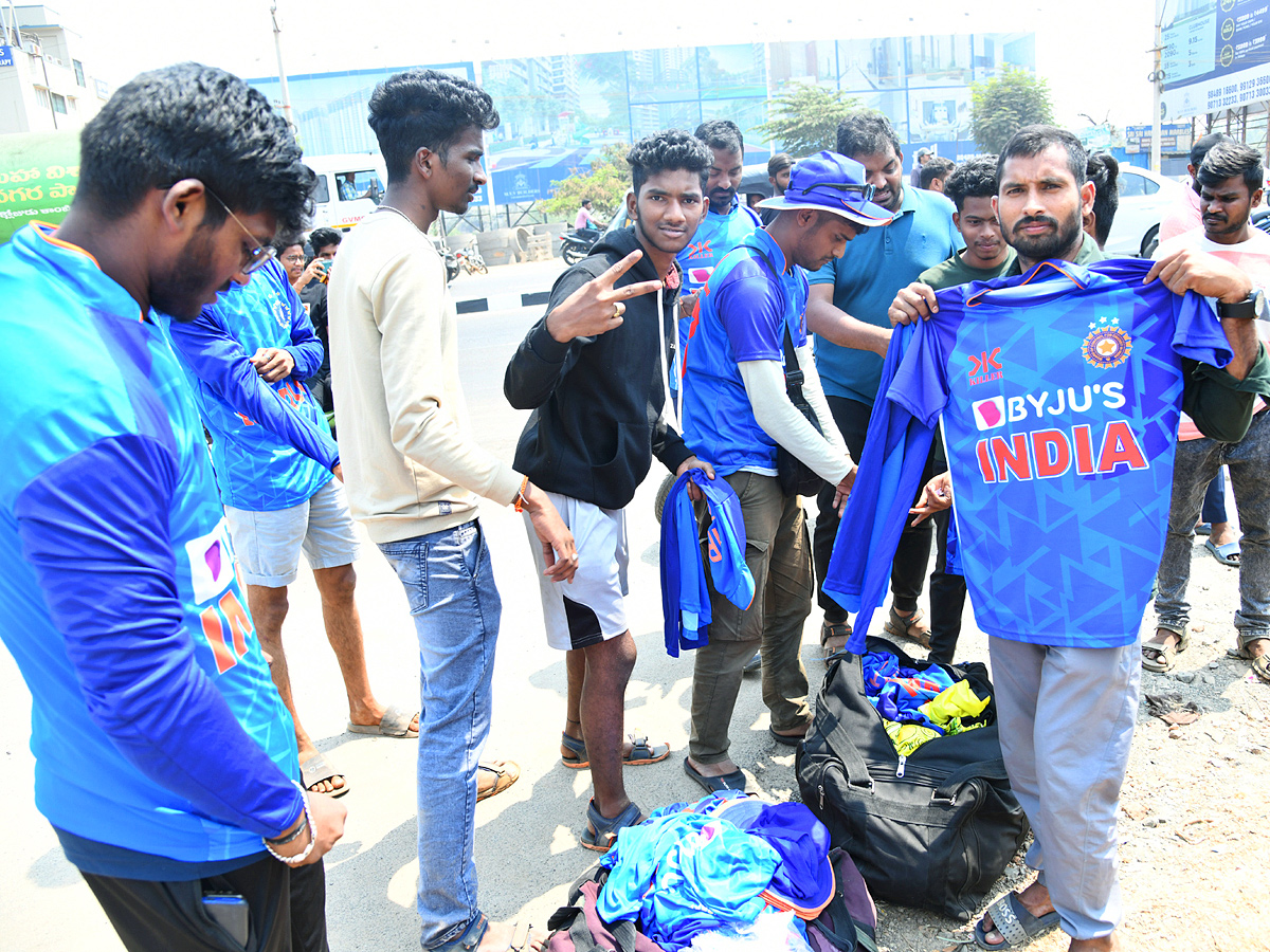 Huge Crowd Of Ticket  Buying In Visakhapatnam For AUSvIND ODI Match    - Sakshi3