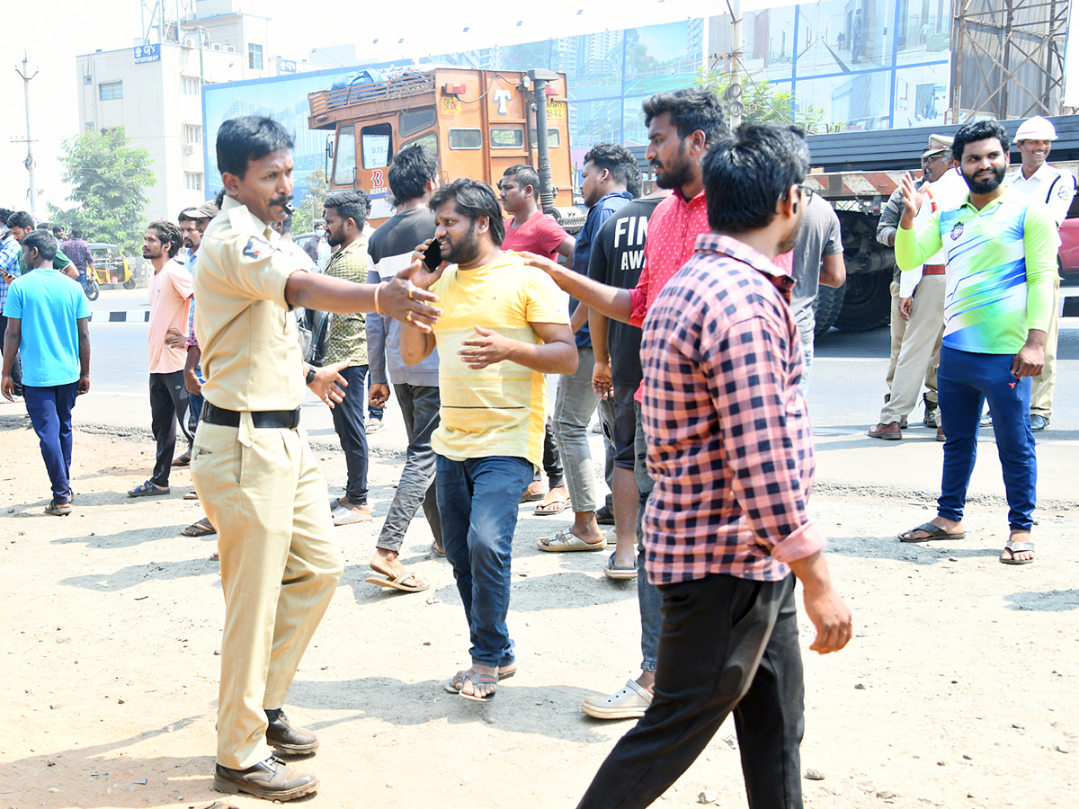 Huge Crowd Of Ticket  Buying In Visakhapatnam For AUSvIND ODI Match    - Sakshi4