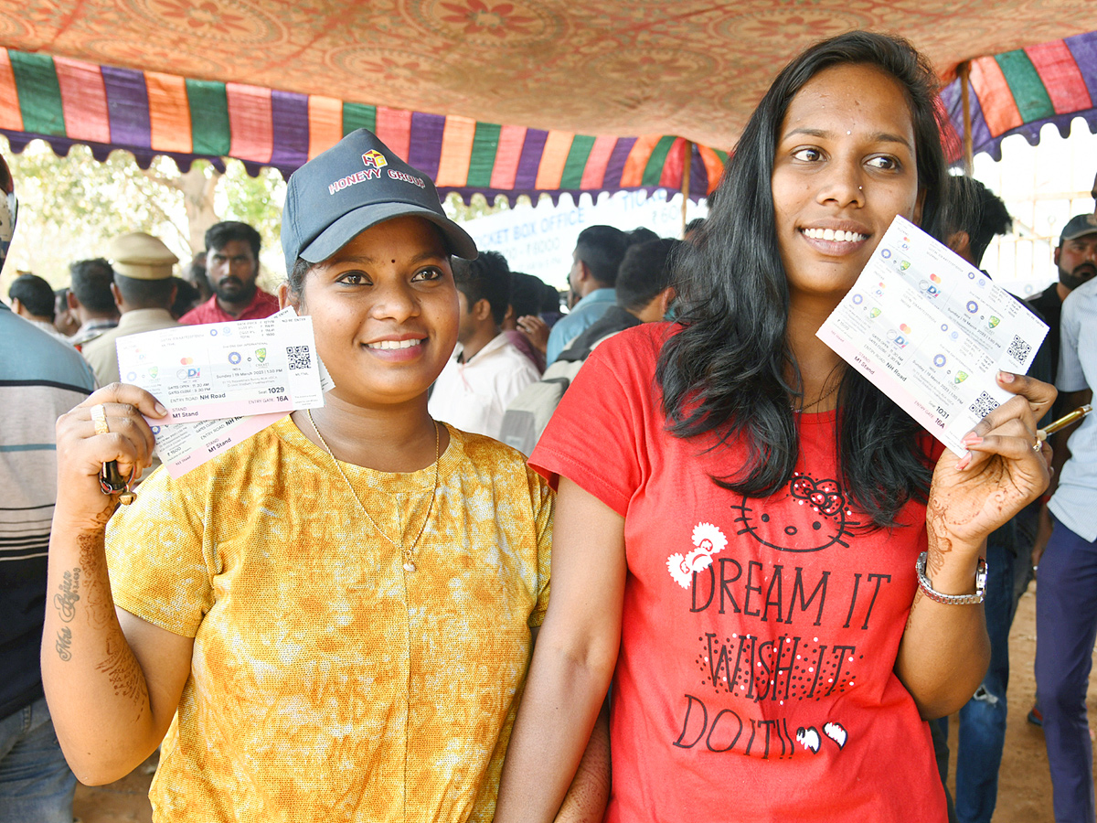 Huge Crowd Of Ticket  Buying In Visakhapatnam For AUSvIND ODI Match    - Sakshi5