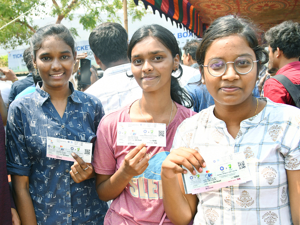 Huge Crowd Of Ticket  Buying In Visakhapatnam For AUSvIND ODI Match    - Sakshi6