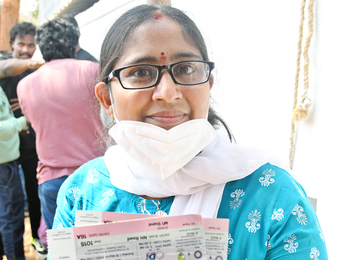 Huge Crowd Of Ticket  Buying In Visakhapatnam For AUSvIND ODI Match    - Sakshi7