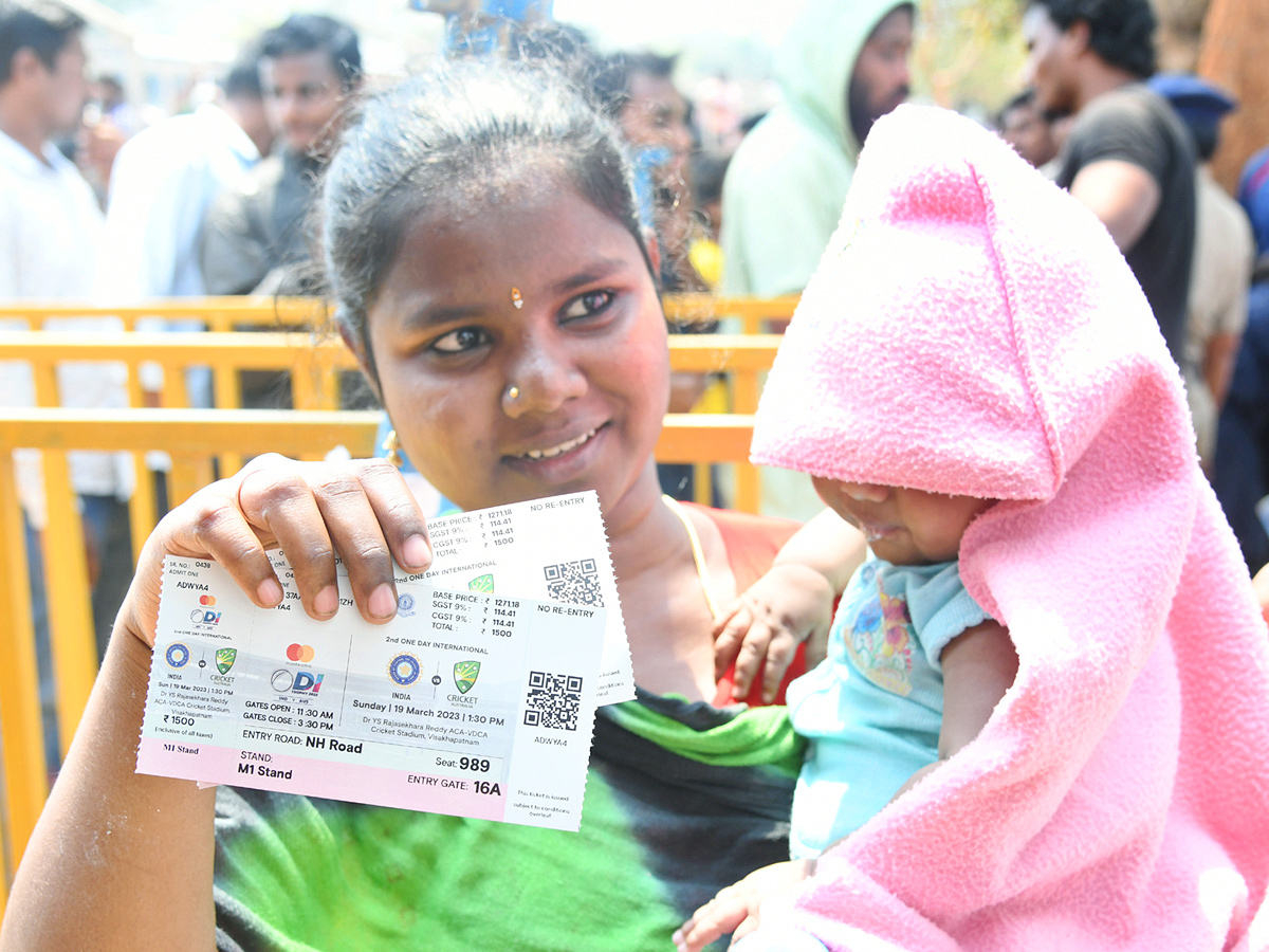 Huge Crowd Of Ticket  Buying In Visakhapatnam For AUSvIND ODI Match    - Sakshi8