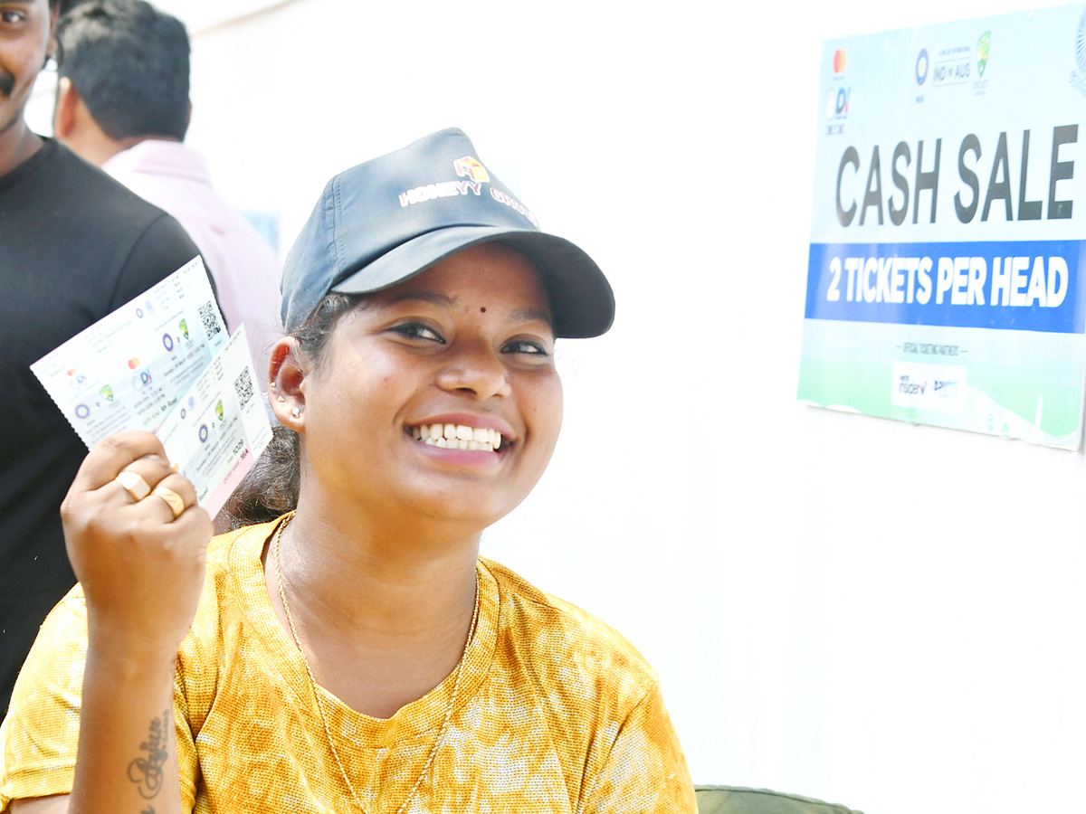 Huge Crowd Of Ticket  Buying In Visakhapatnam For AUSvIND ODI Match    - Sakshi9