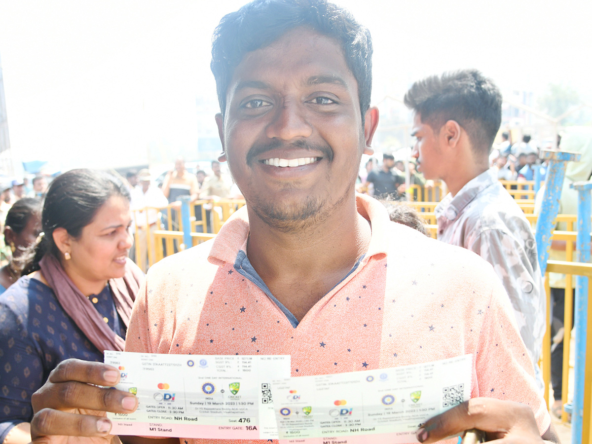 Huge Crowd Of Ticket  Buying In Visakhapatnam For AUSvIND ODI Match    - Sakshi10