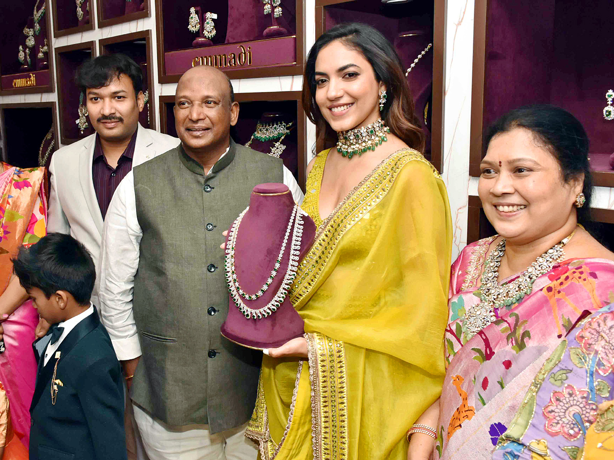 Ritu Varma Launches Emmadi Silver Jewellery Showroom at Kukatpally Photos - Sakshi2