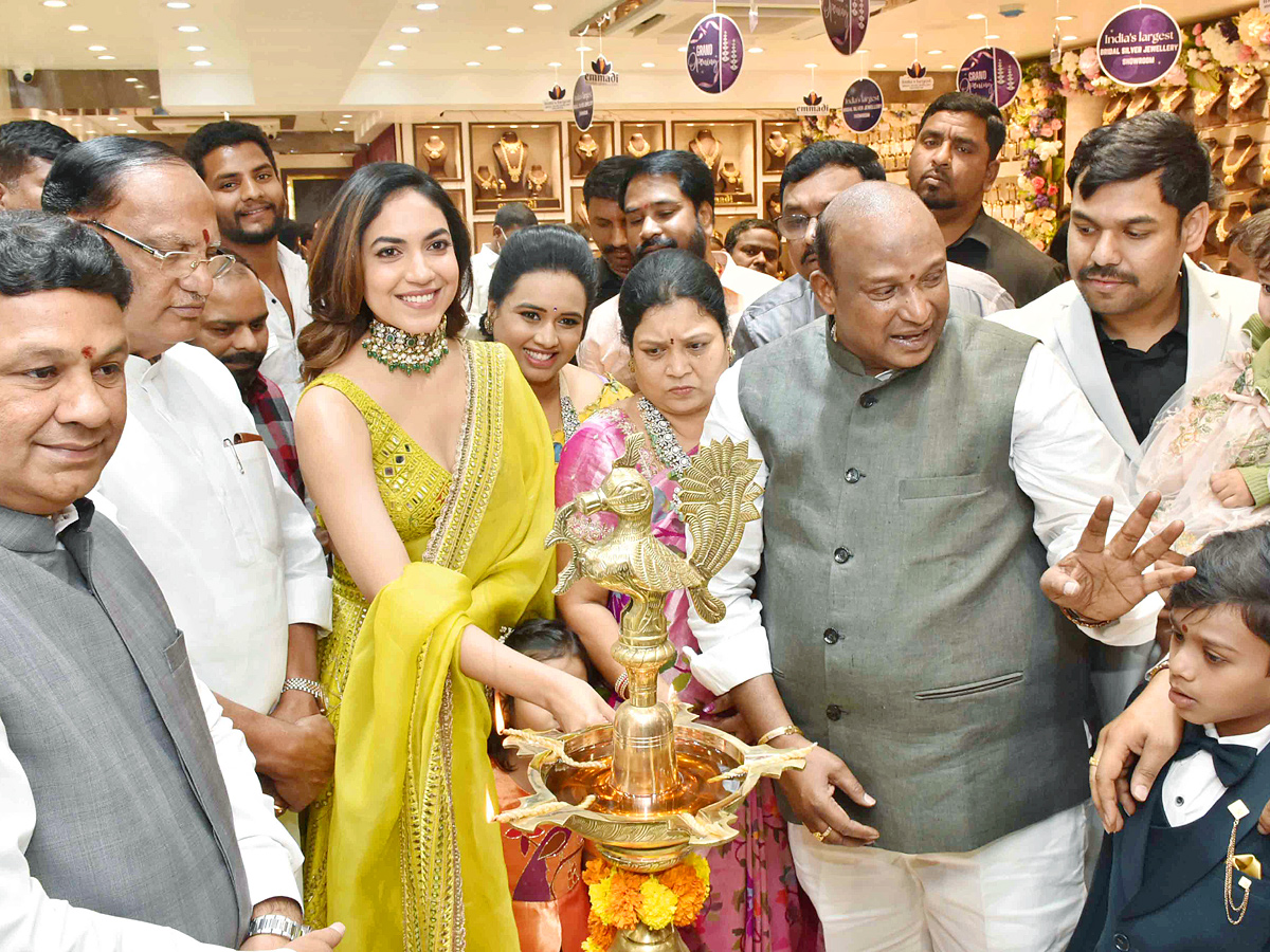 Ritu Varma Launches Emmadi Silver Jewellery Showroom at Kukatpally Photos - Sakshi11