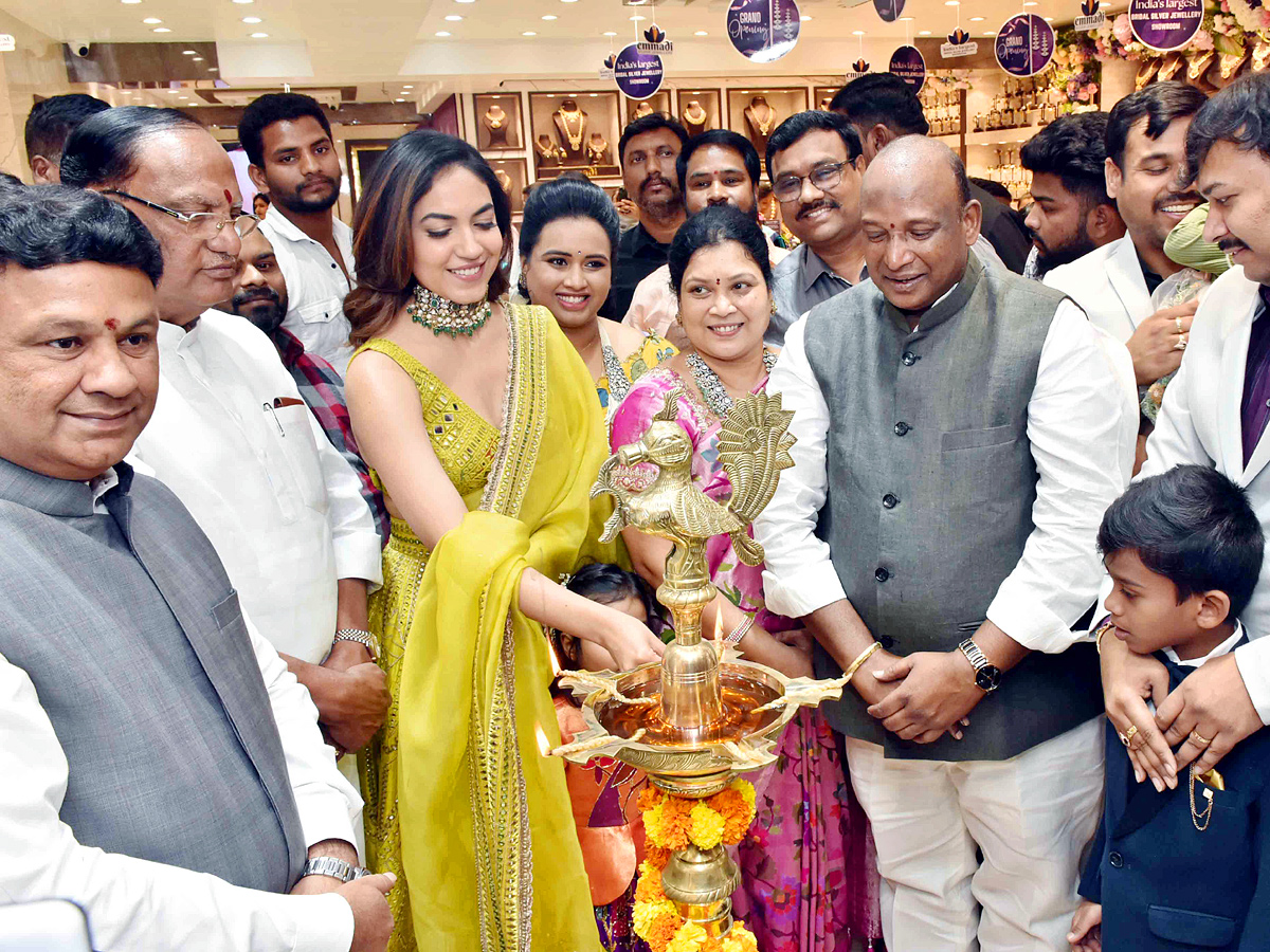 Ritu Varma Launches Emmadi Silver Jewellery Showroom at Kukatpally Photos - Sakshi12