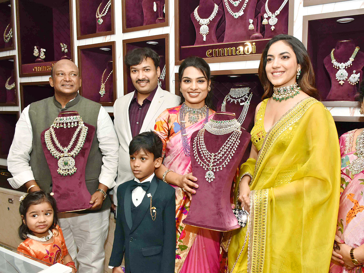 Ritu Varma Launches Emmadi Silver Jewellery Showroom at Kukatpally Photos - Sakshi4