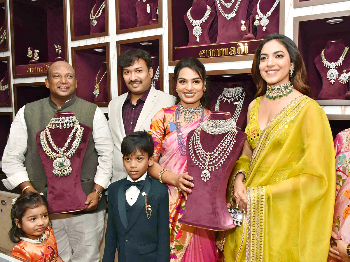 Ritu Varma Launches Emmadi Silver Jewellery Showroom at Kukatpally Photos - Sakshi6