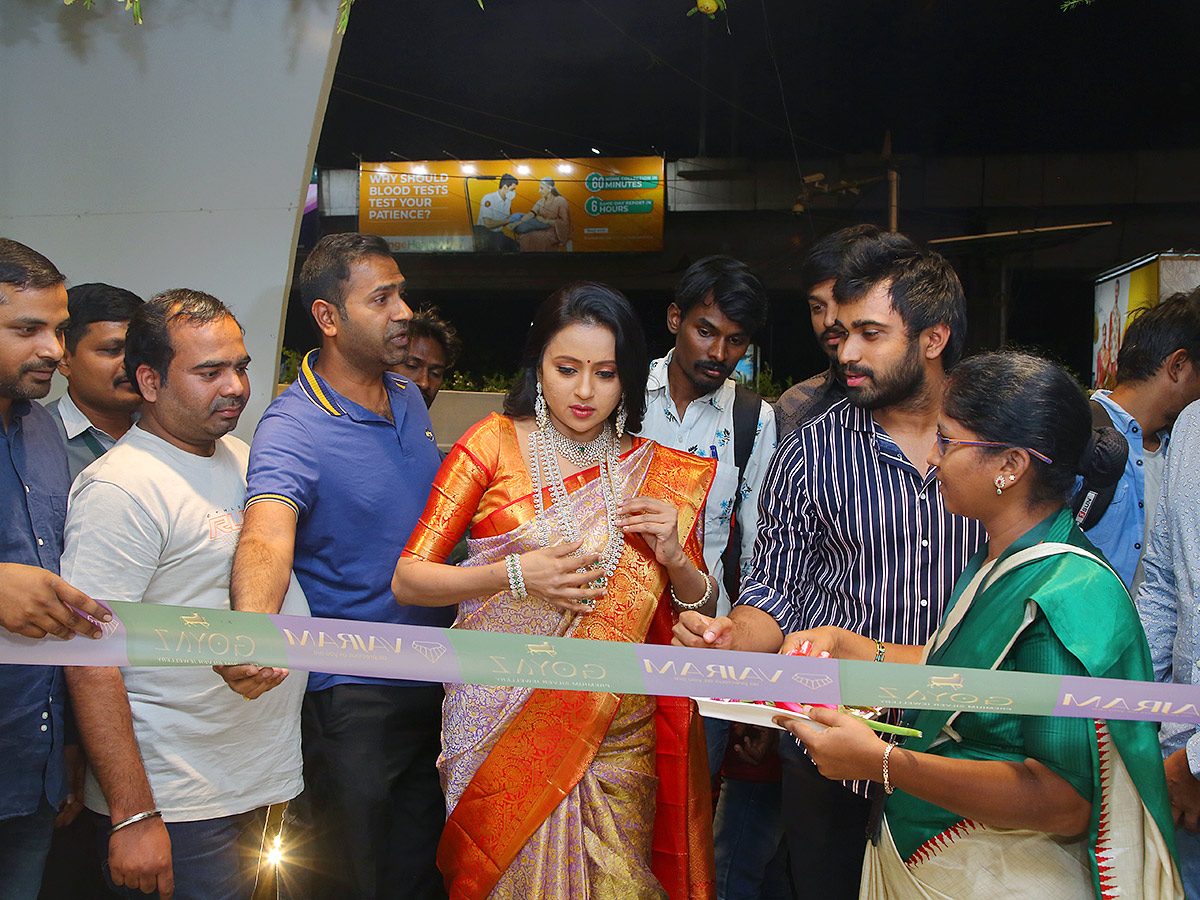 Anchor Suma Kanakala Opening in Jewellery Shop Pics - Sakshi5