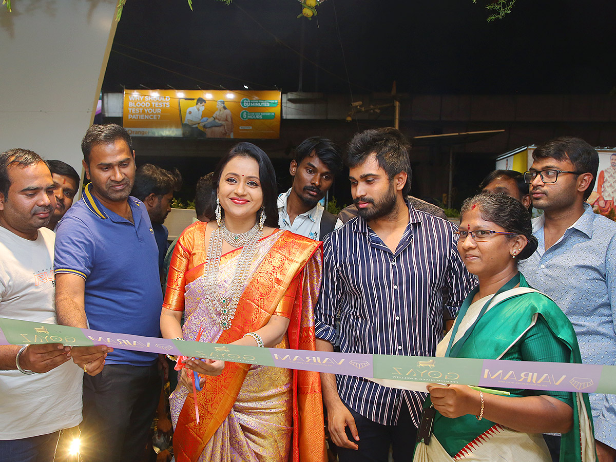 Anchor Suma Kanakala Opening in Jewellery Shop Pics - Sakshi7