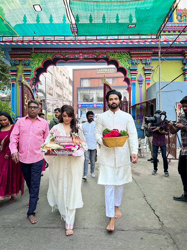 Samantha Prabhu Seeks Blessings Of Sri Peddamma Thalli Temple - Sakshi13