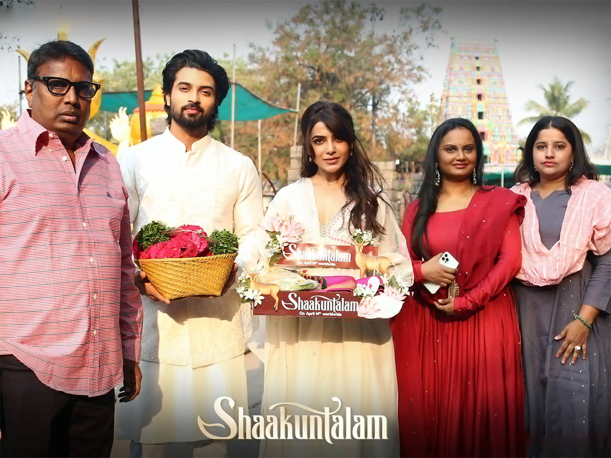 Samantha Prabhu Seeks Blessings Of Sri Peddamma Thalli Temple - Sakshi3