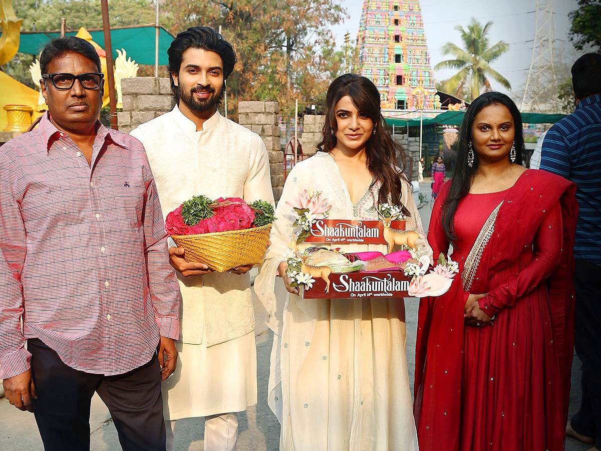 Samantha Prabhu Seeks Blessings Of Sri Peddamma Thalli Temple - Sakshi4