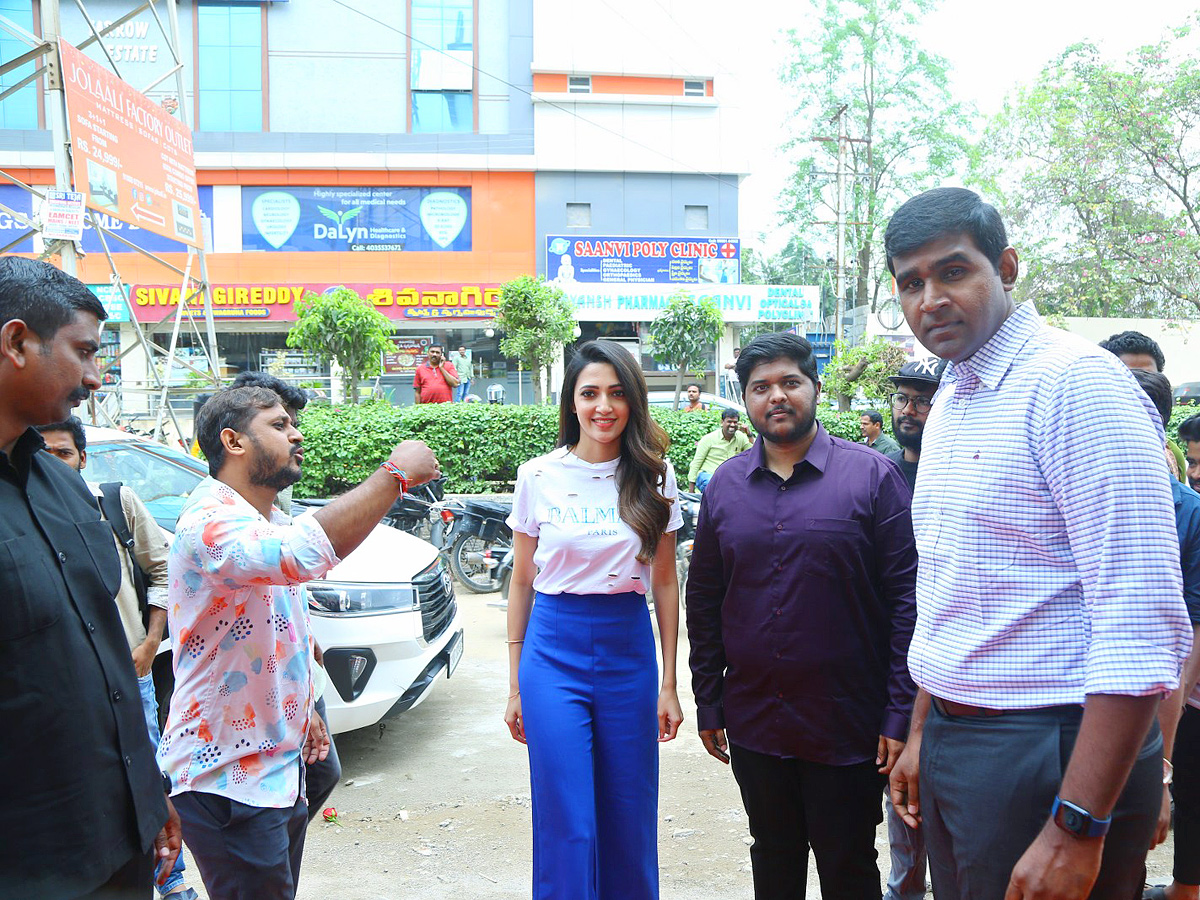 Actress  Neha Shetty Launches Dumont Coffee Meets Ice Creamery Store in Kompally Photos - Sakshi9