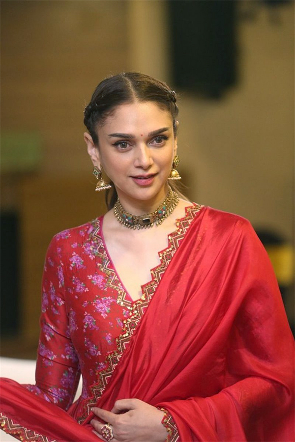 Aditi Rao Hydari Cute Pics - Sakshi8