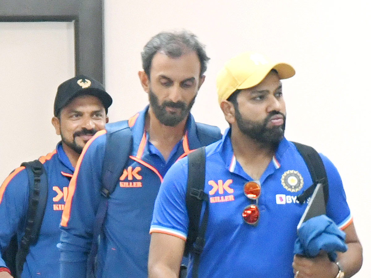 Team India and Team Australia Cricketers Reach To Vizag Photos - Sakshi9