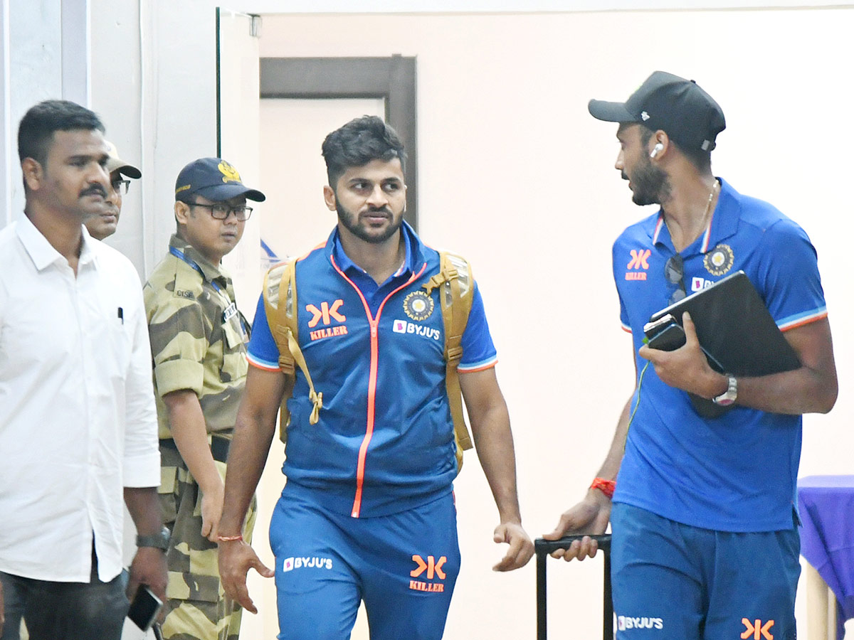 Team India and Team Australia Cricketers Reach To Vizag Photos - Sakshi10