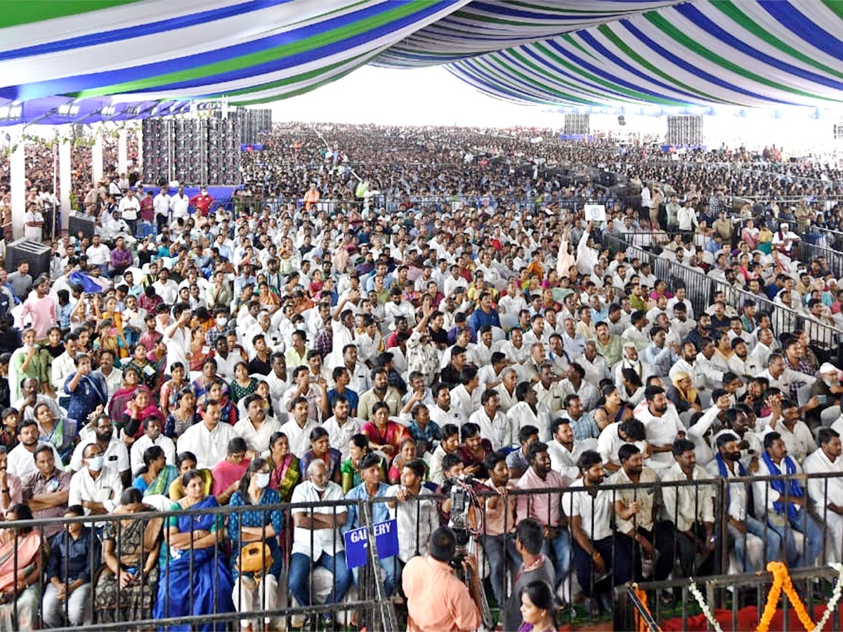 AP CM YS Jagan At Jagananna Vidya Deevena Funds At Tiruvuru Photos - Sakshi4