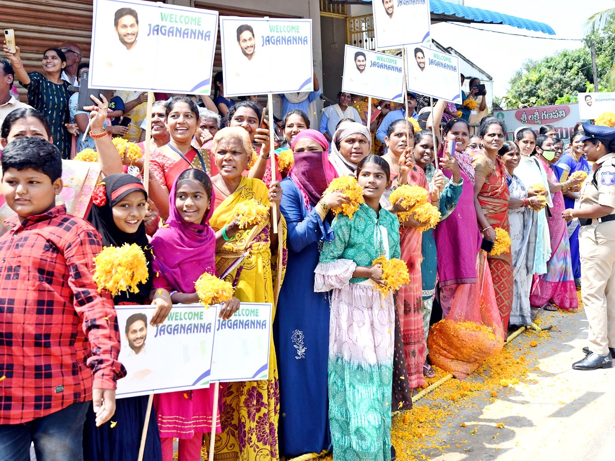 AP CM YS Jagan At Jagananna Vidya Deevena Funds At Tiruvuru Photos - Sakshi10