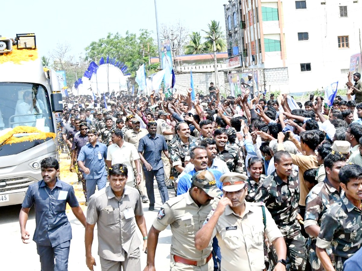 AP CM YS Jagan At Jagananna Vidya Deevena Funds At Tiruvuru Photos - Sakshi13