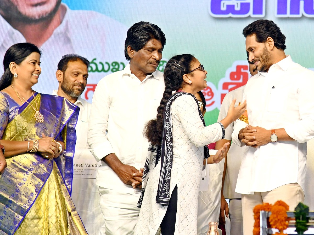 AP CM YS Jagan At Jagananna Vidya Deevena Funds At Tiruvuru Photos - Sakshi15