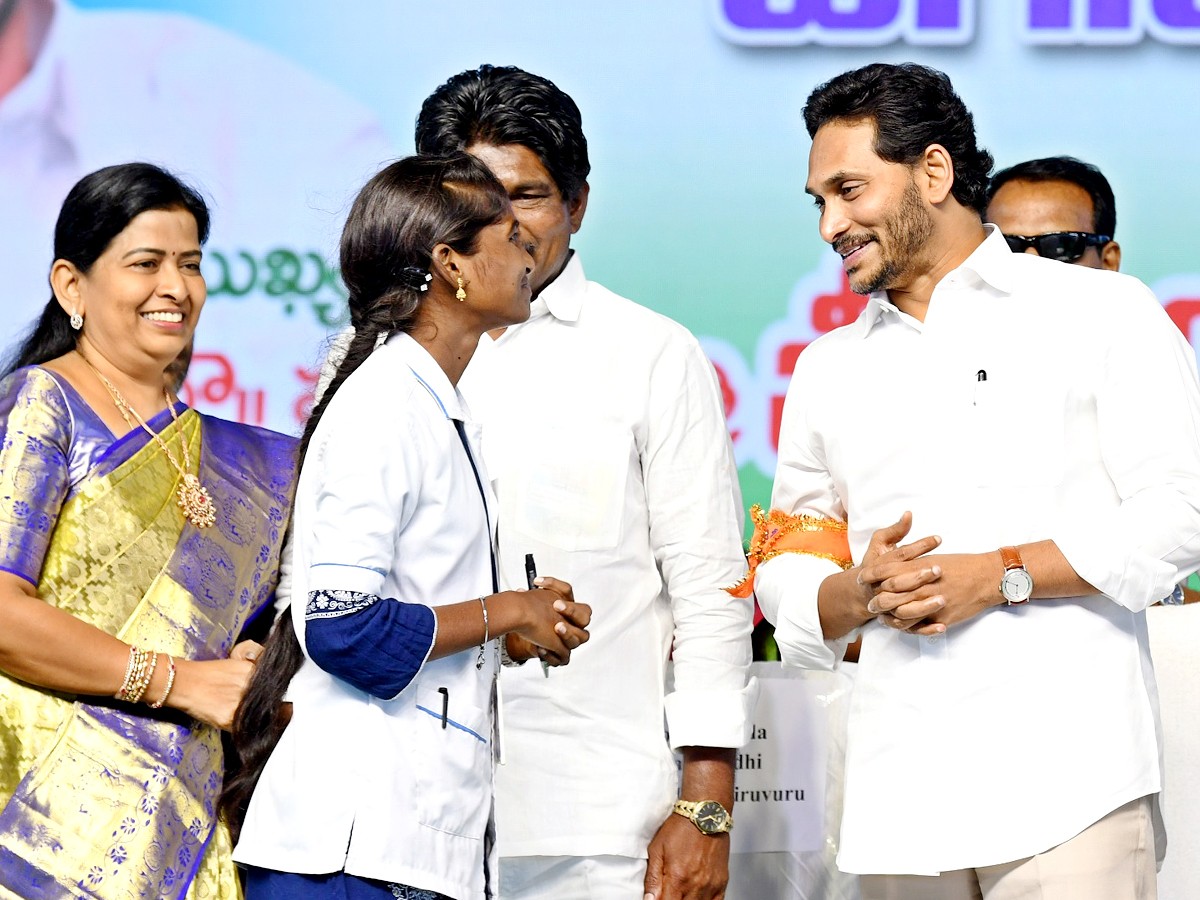 AP CM YS Jagan At Jagananna Vidya Deevena Funds At Tiruvuru Photos - Sakshi17