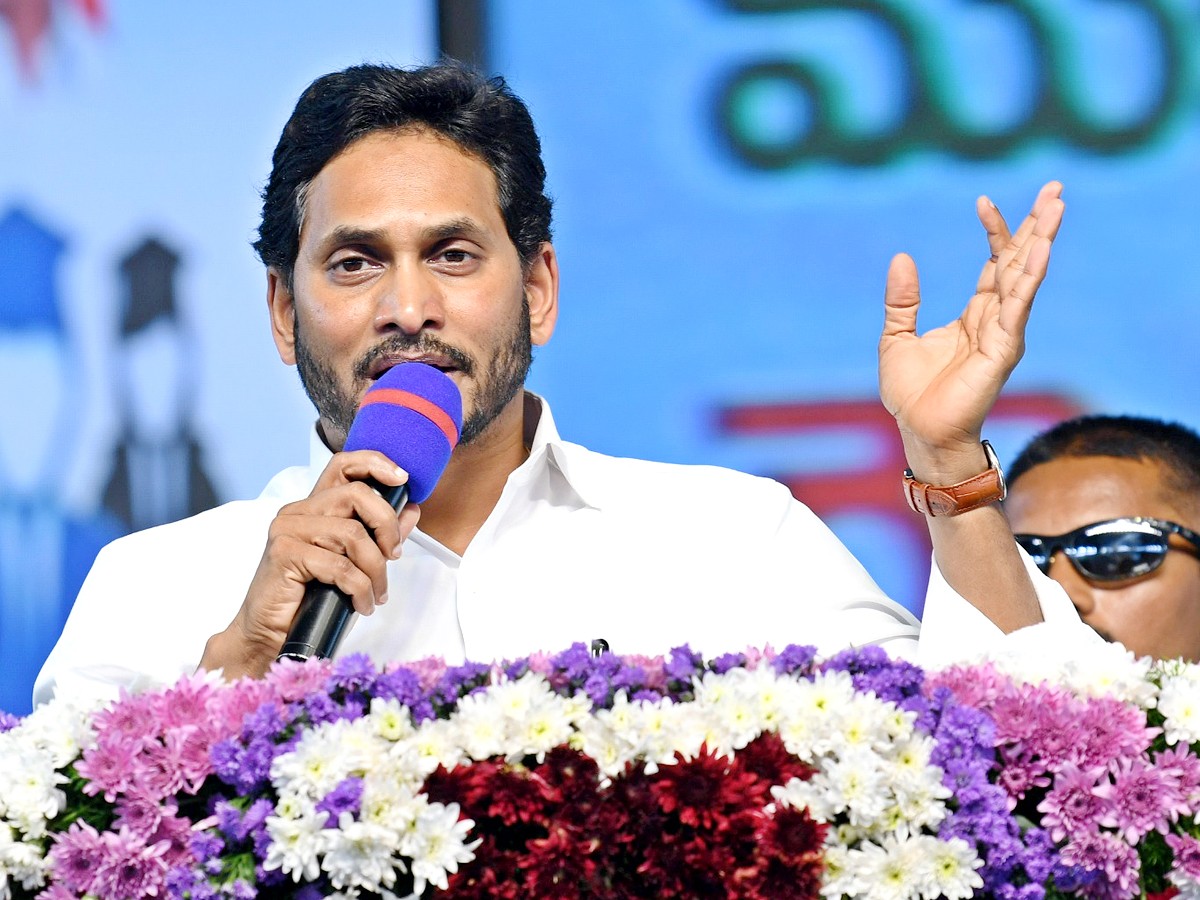 AP CM YS Jagan At Jagananna Vidya Deevena Funds At Tiruvuru Photos - Sakshi11