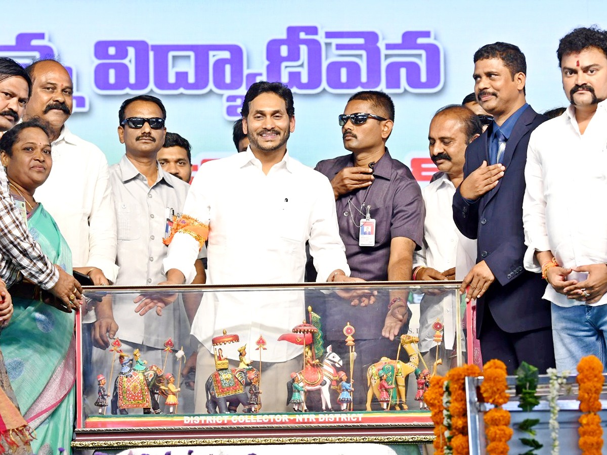 AP CM YS Jagan At Jagananna Vidya Deevena Funds At Tiruvuru Photos - Sakshi19